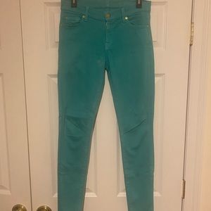 Like new condition. Beautiful teal summer color. Size 29.